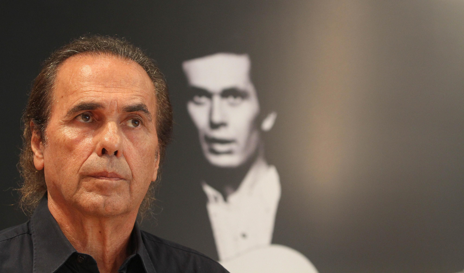 Pepe de Lucía, con una imagen de su hermano Paco detrás.