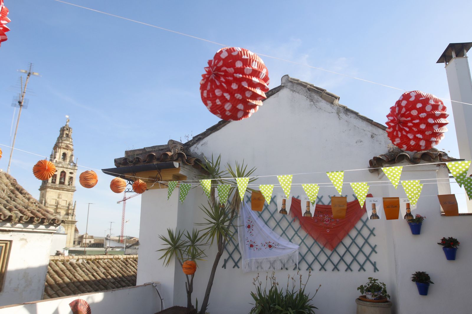 El decorado y el ambiente de Feria en el Centro de Córdoba y la Judería, en fotografías