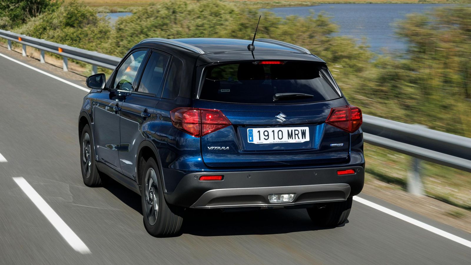 El spoiler que remata el cristal del portón por arriba se hace ahora de mayor tamaño en el Vitara. Cualquiera que sea el motor que se elija siempre es posible optar por la tracción total.