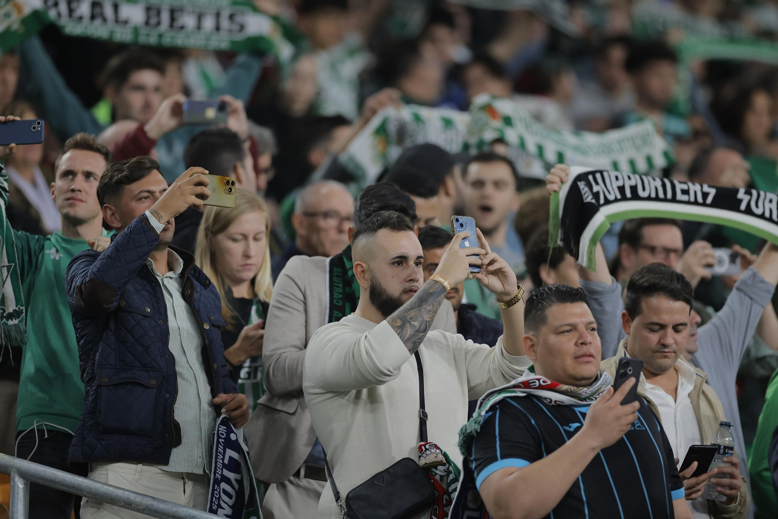 Búscate en las fotos del Betis - Olympique Lyonnais