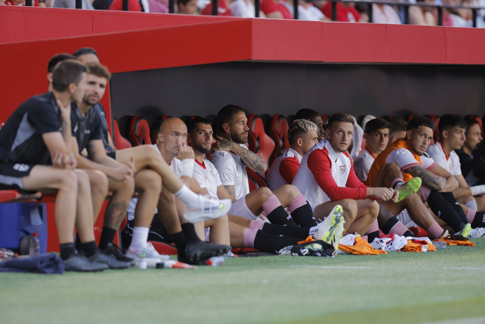 Un banquillo con Dmitrovic, Sergio Ramos, Rakitic, Ocampos y Óliver Torres.