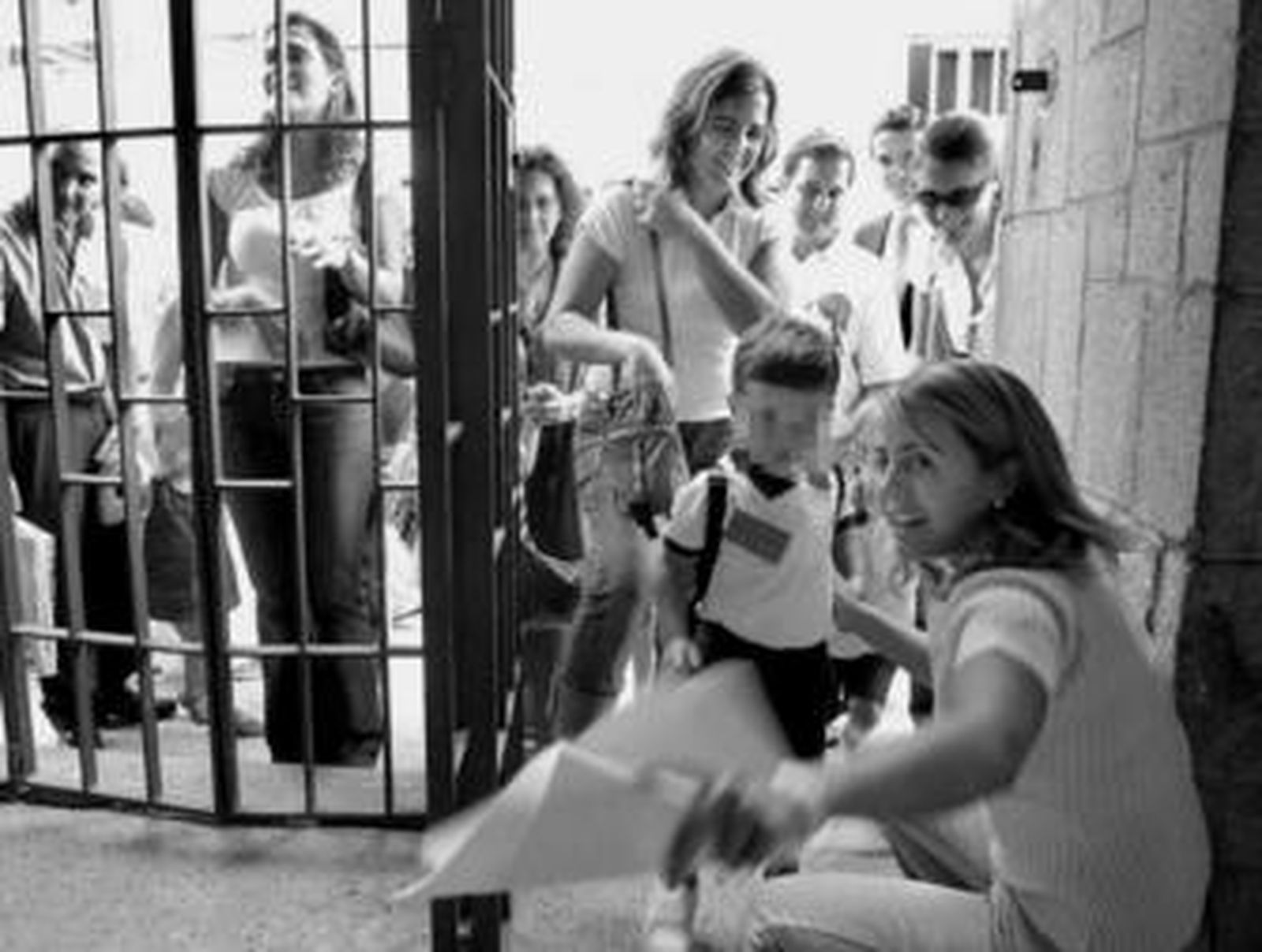 Niños entrando en el colegio de los Padres Blancos.