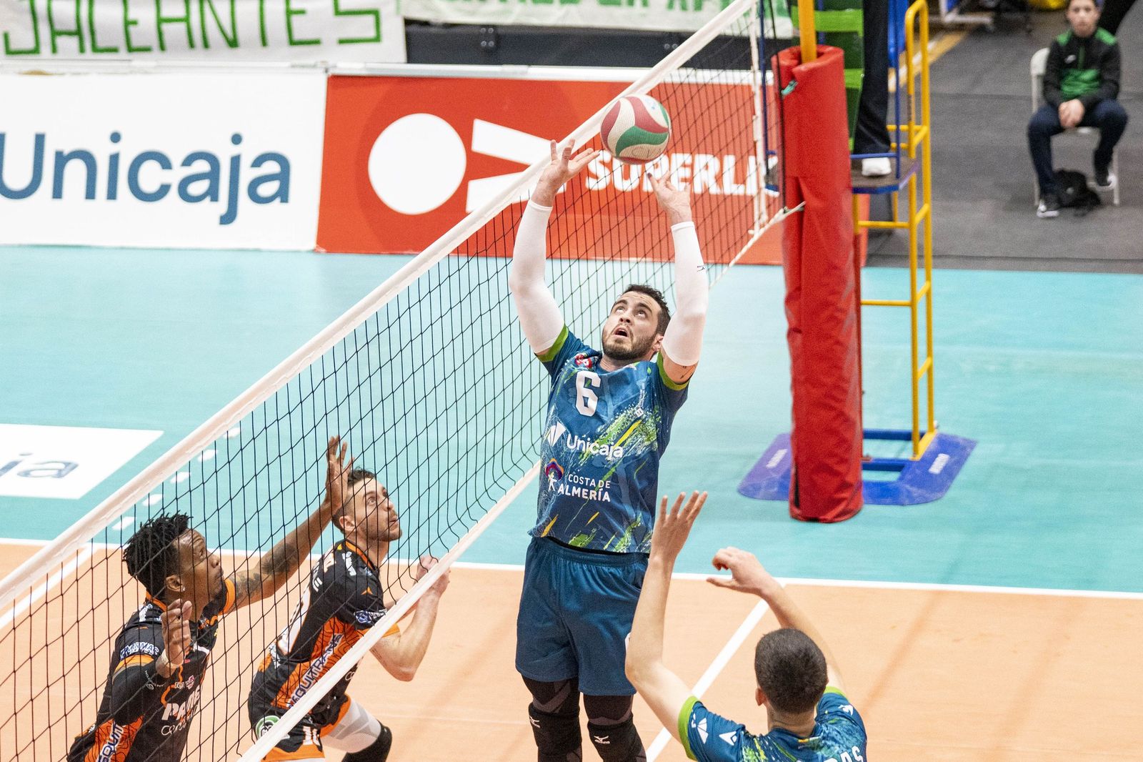 Las imágenes del partido entre Unicaja Costa de Almería y Pamesa Teruel de Superliga de voleibol