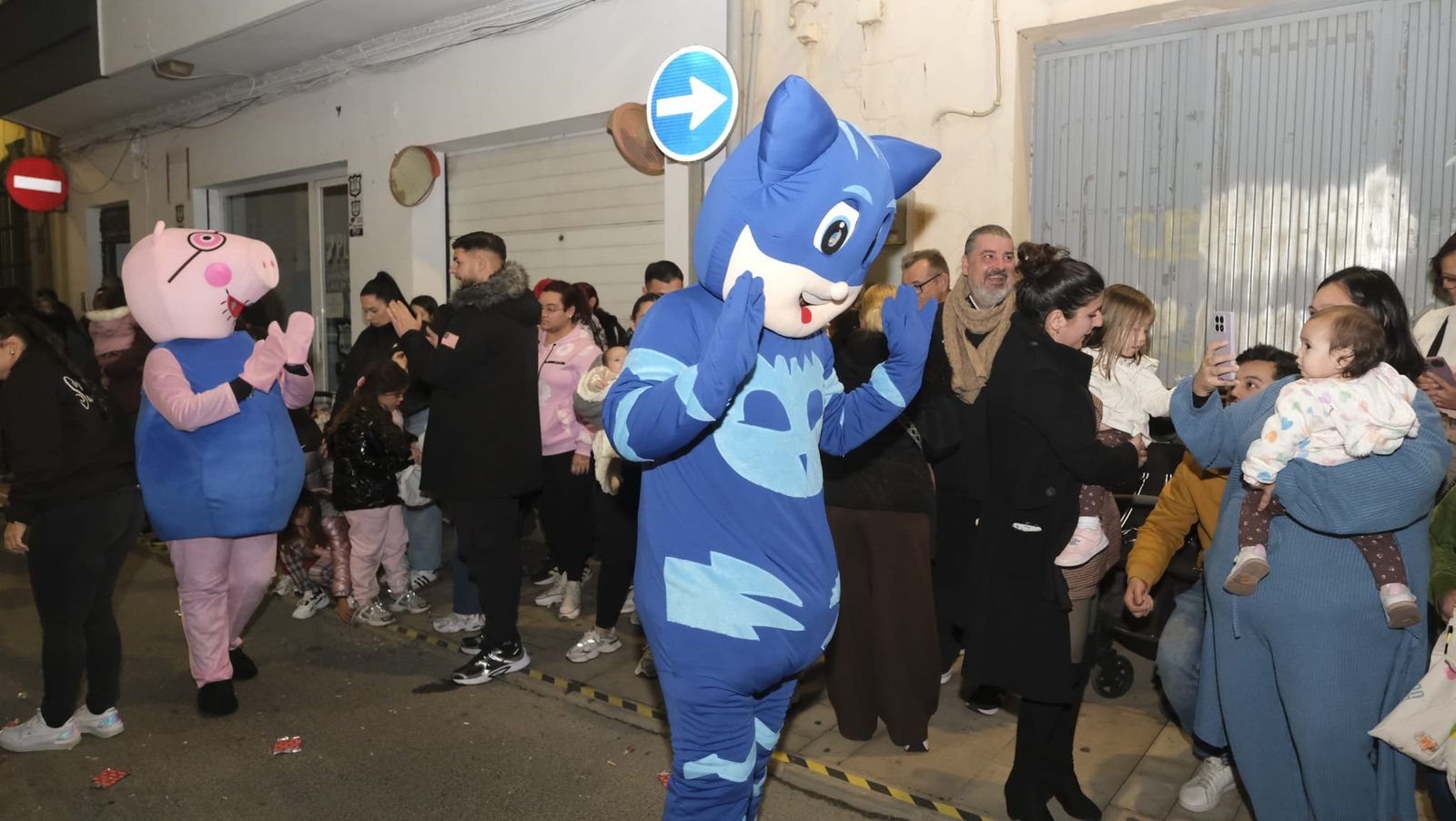 Imágenes de la cabalgata de Huércal de Almería: miles de personas reciben a los Reyes Magos