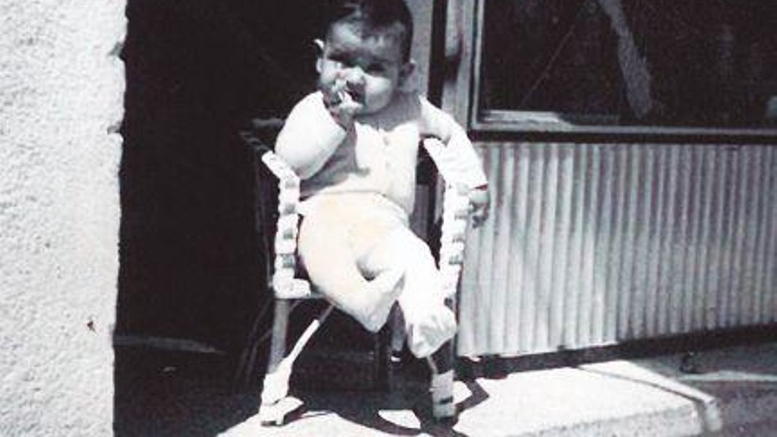 Francisco González de pequeño en la puerta de la Papelería- Librería Escolar.