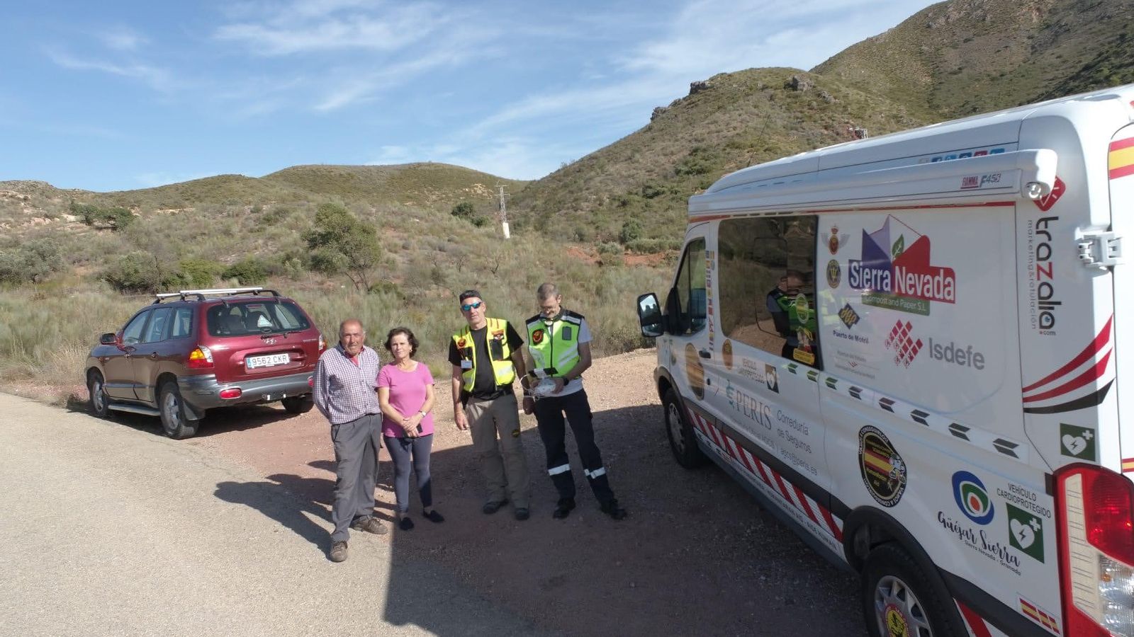 José Cabrera con la familia de Lucía García en la búsqueda realizada en 2020.