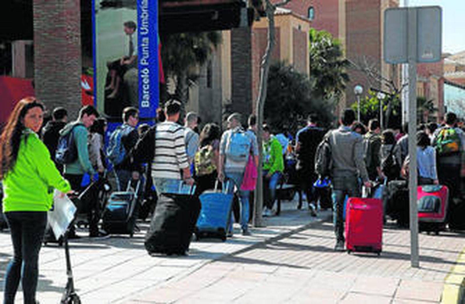 Un grupo de estudiantes portugueses llega al hotel de Punta Umbría.