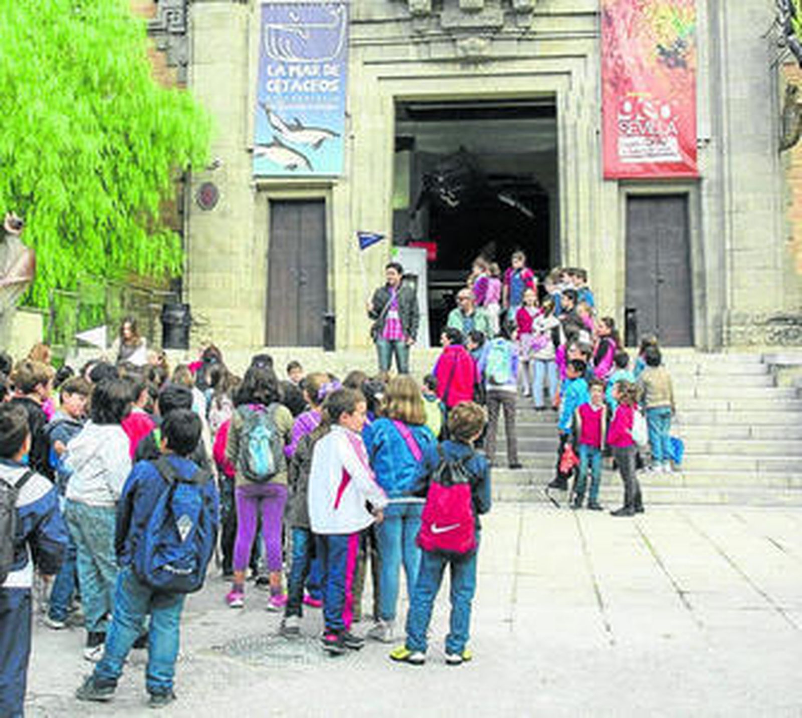 Escolares en la entrada del Museo Casa de la Ciencia, CSIC.