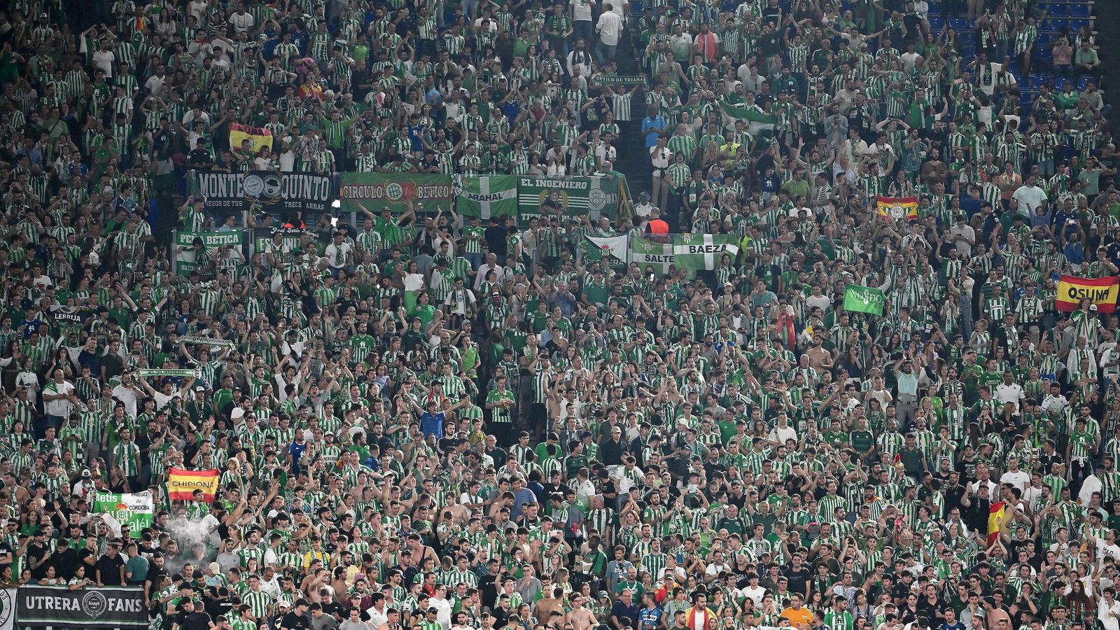 Imagen espectacular de los cuatro mil béticos presentes en el Olímpico de Roma.