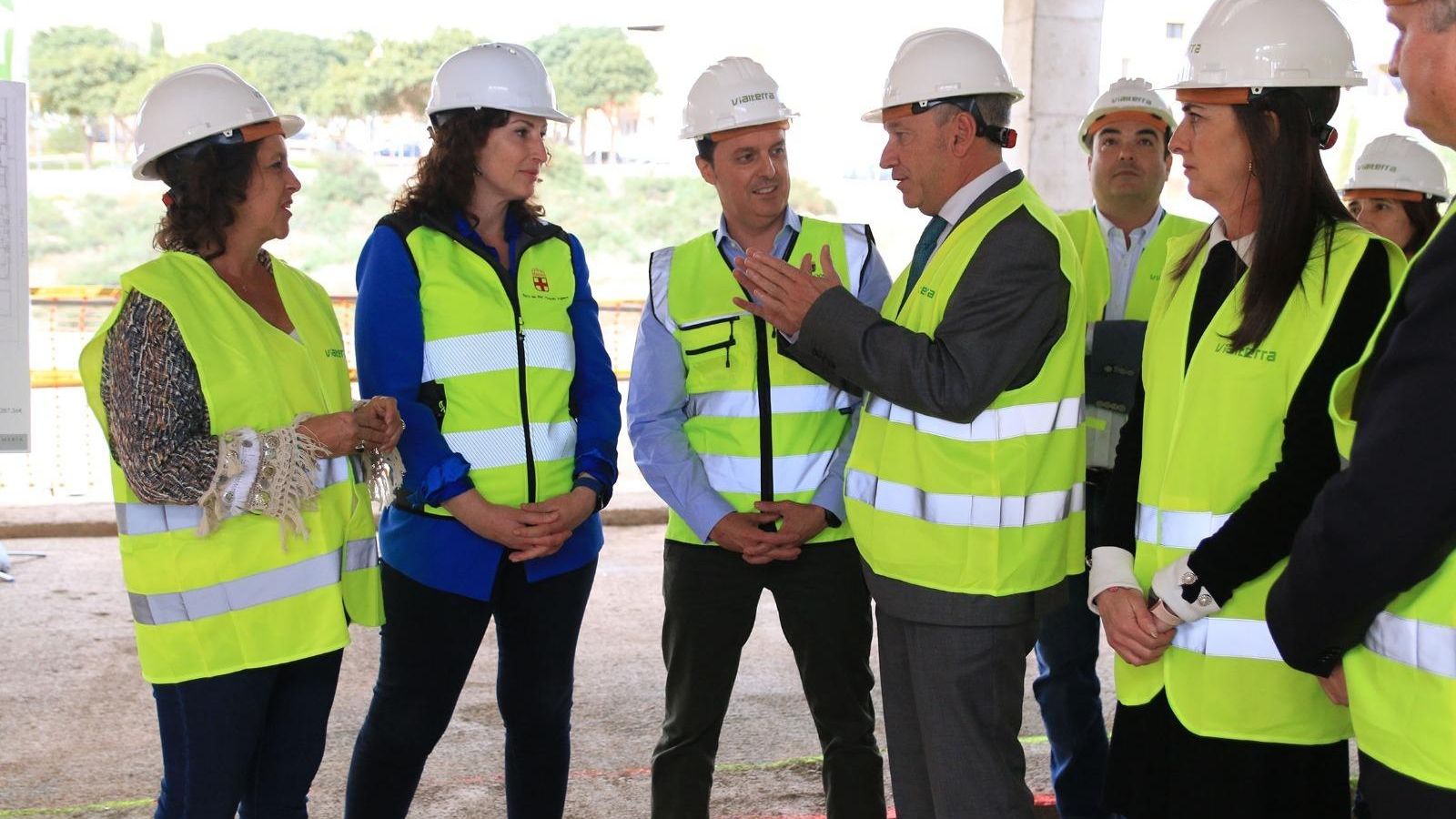 La consejera ha estado acompañada de la alcaldesa de Almería, la delegada del gobierno de la Junta, el presidente de la Diputación y el delegado territorial de Salud.