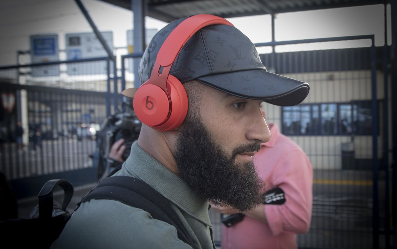 Imágenes del Real Betis en el aeropuerto de Sevilla rumbo a Roma