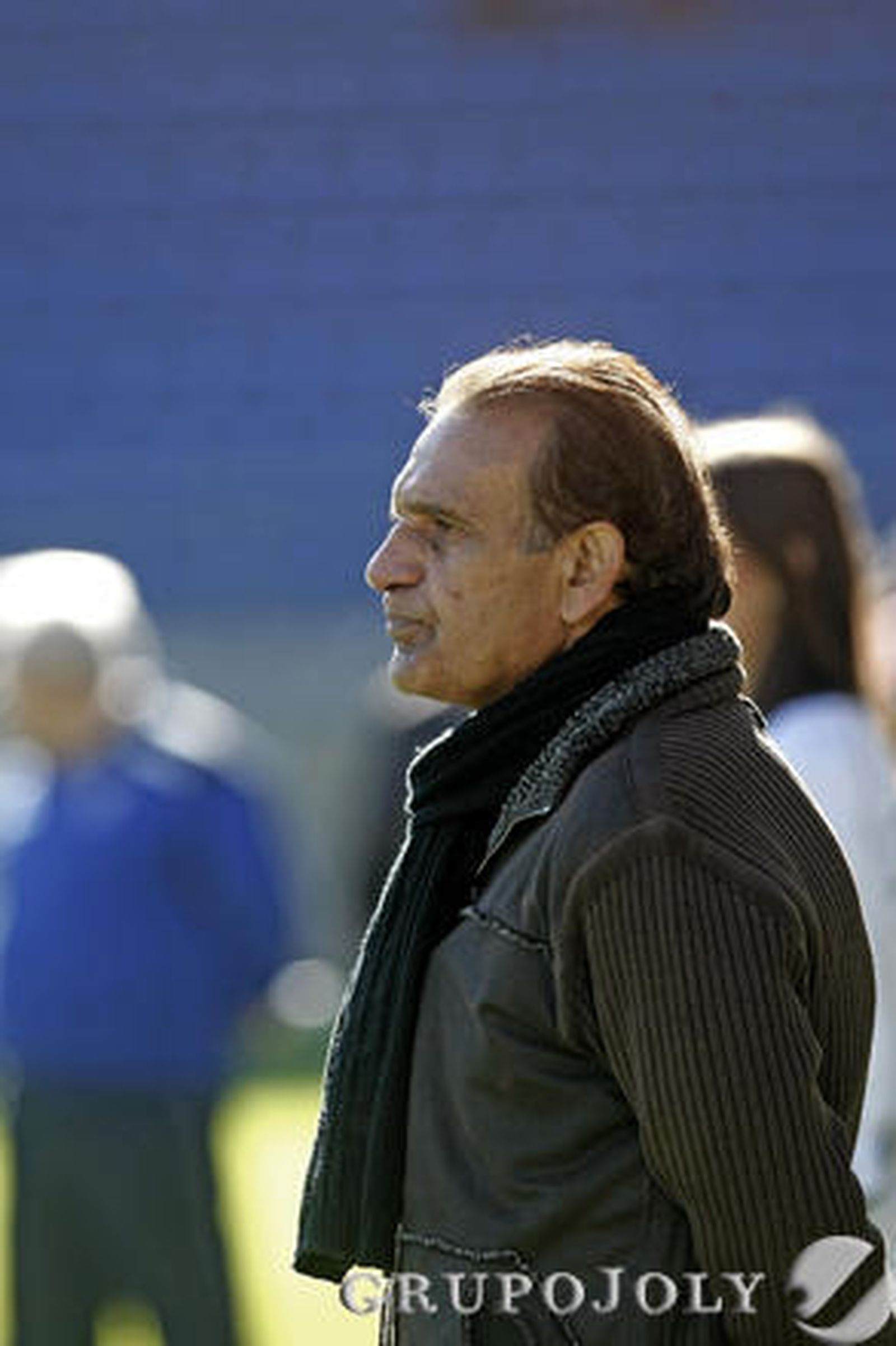 El técnico, con gesto serio y preocupado antes del comienzo del partido. 

Foto: Julio Gonzalez