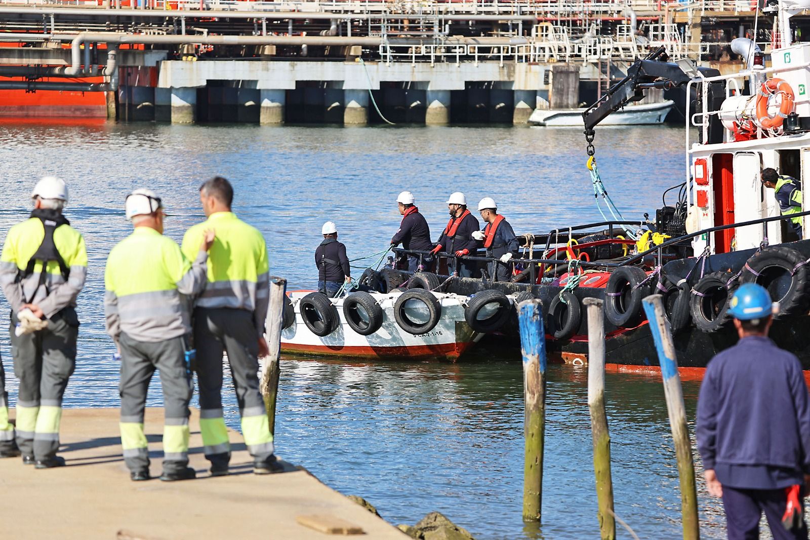 Simulacro de contaminación marina este jueves en el Puerto de Huelva.
