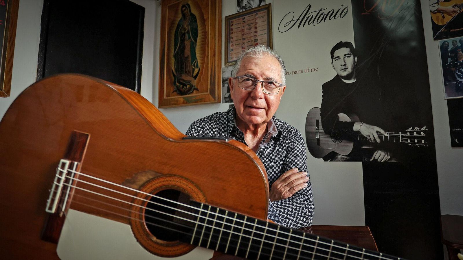 Antonio Rey, con un cuadro de la Virgen de Guadalupe y la portada del disco de su hijo.