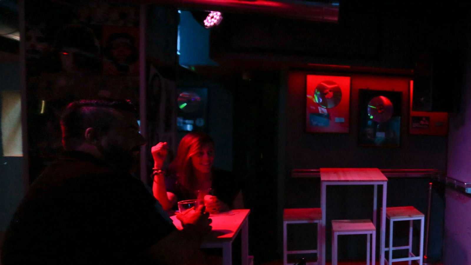 Una pareja en un bar de Málaga.