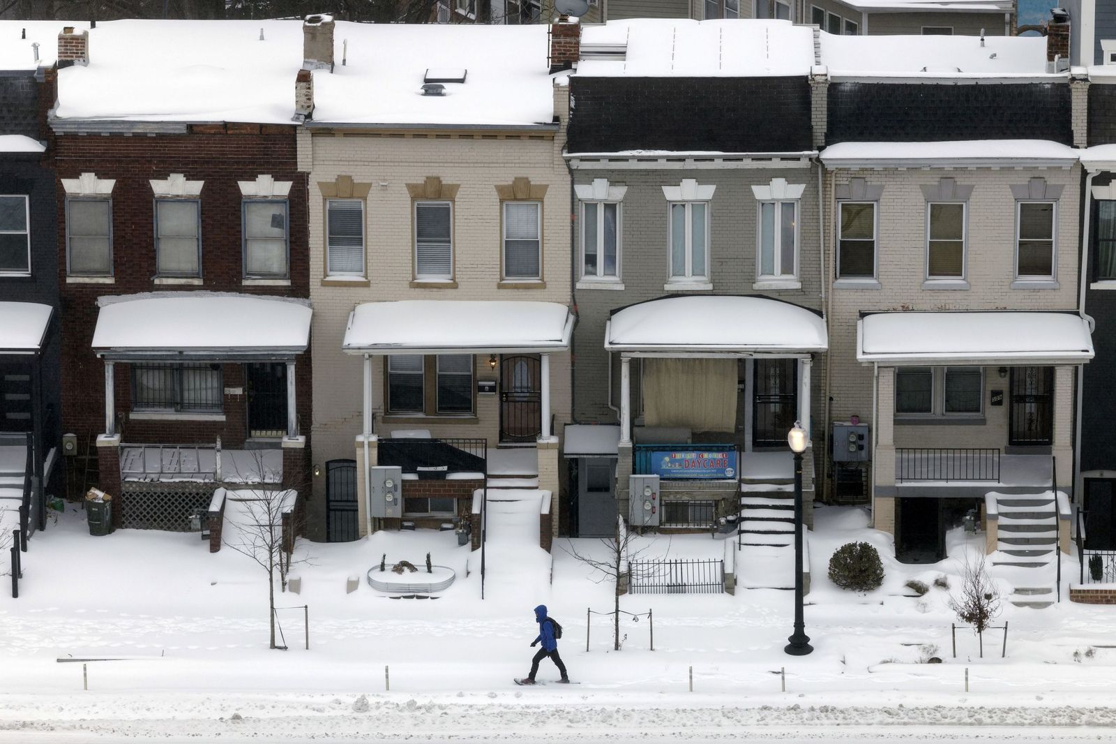 Las gélidas y blancas imágenes que deja la tormenta monstruosa en los EEUU