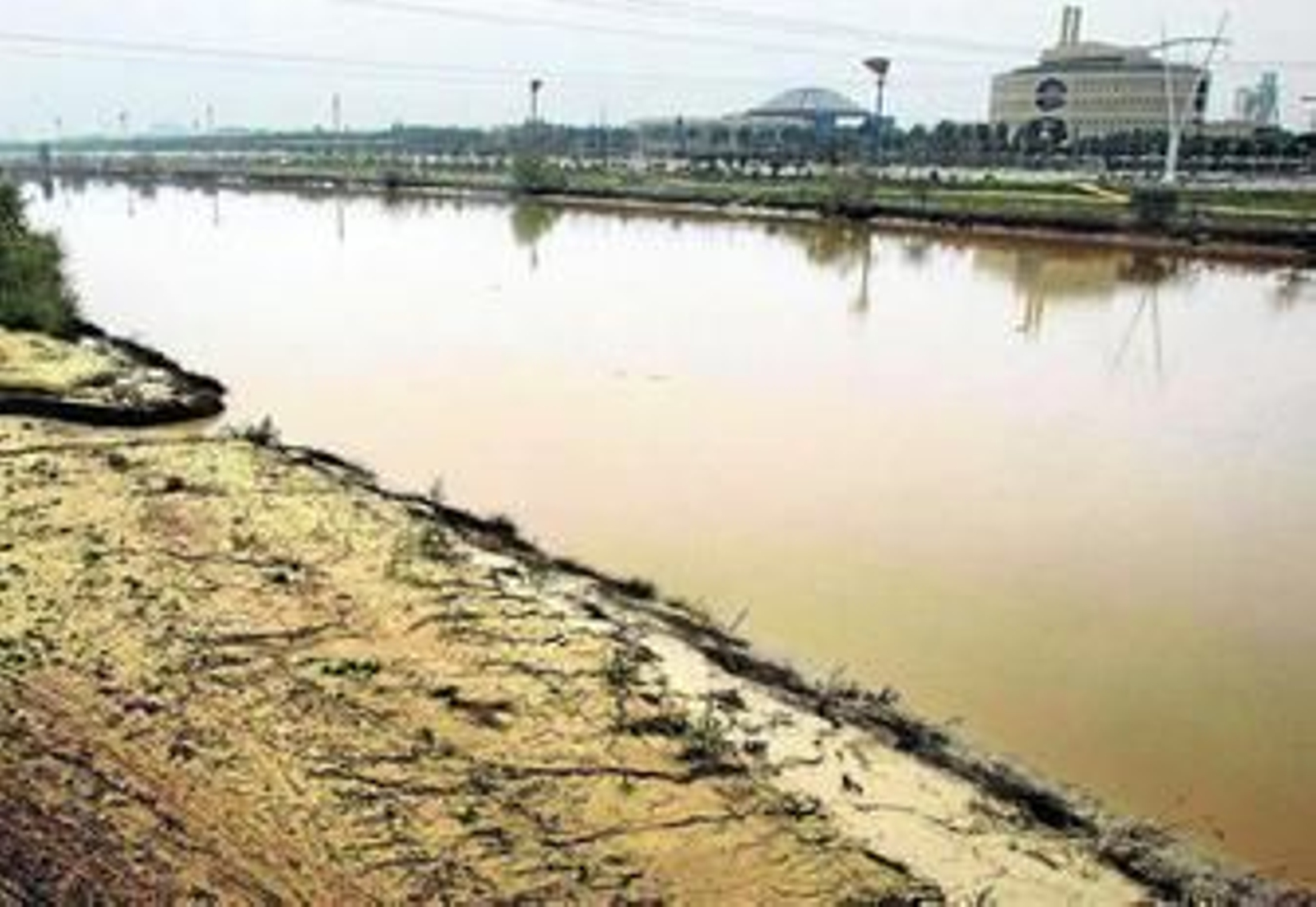 La orilla del Guadalquivir a su paso por la ciudad de Sevilla.