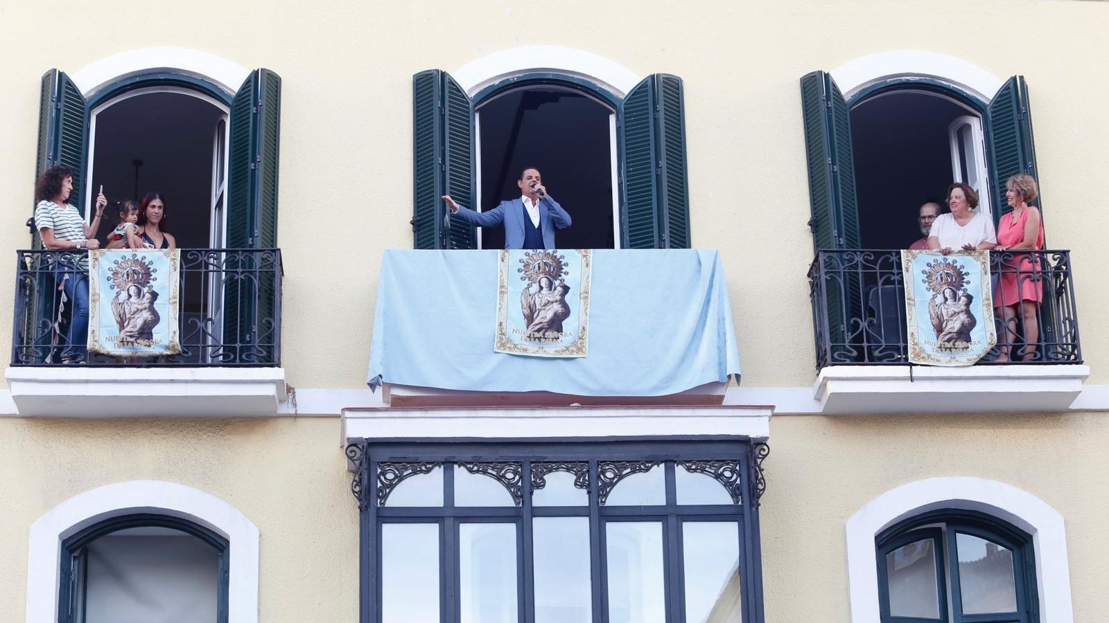 David Cordobés dedica una sevillana a la Virgen.