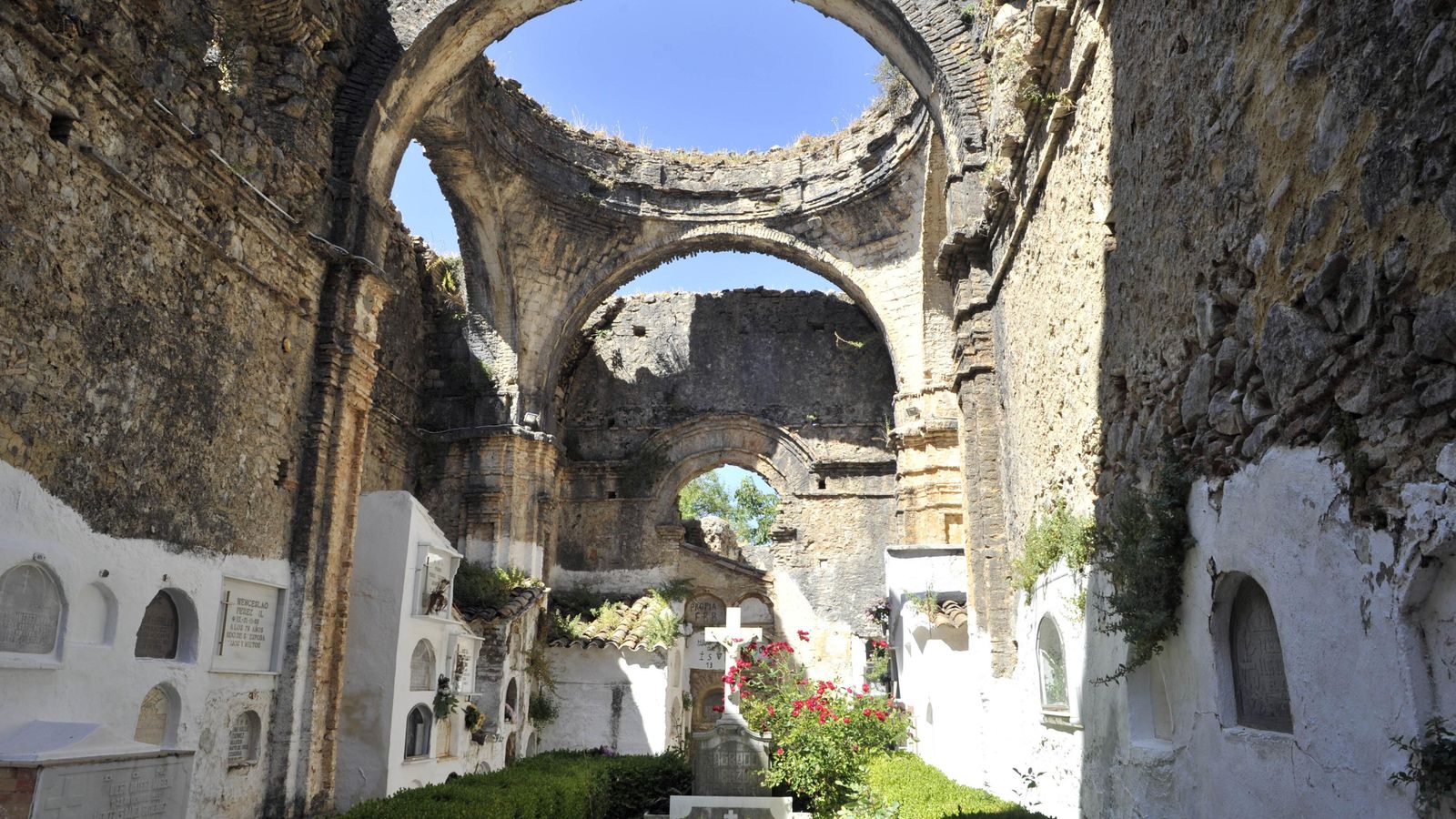 Interior del cementerio de Villaluenga del Rosario