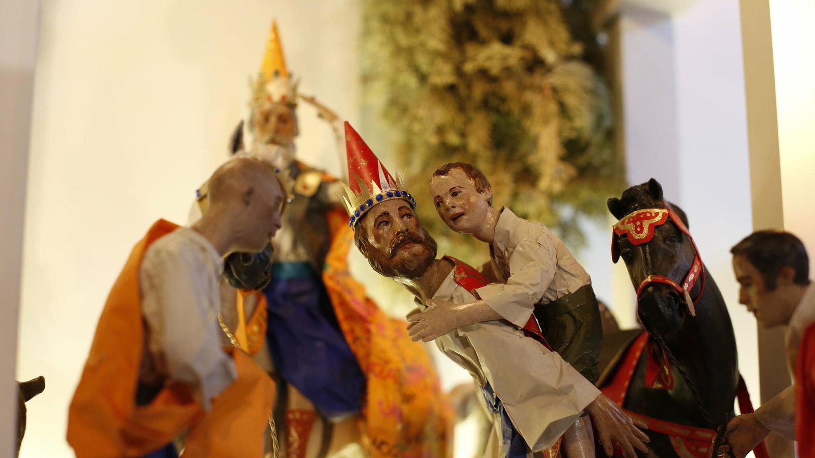 Los Reyes Magos juegan con un niño en el Belén Imaginado de Autismo Sevilla en CaixaBank.