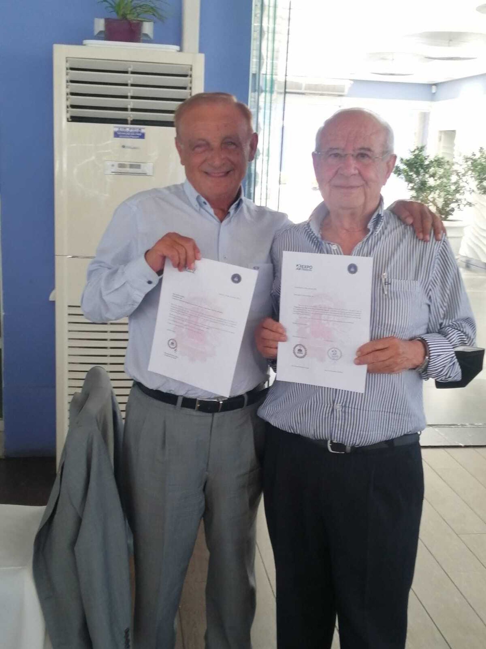 A la derecha Antonio Pérez Lao el día en que se le entregó su propuesta para recibir el galardón hace tres meses