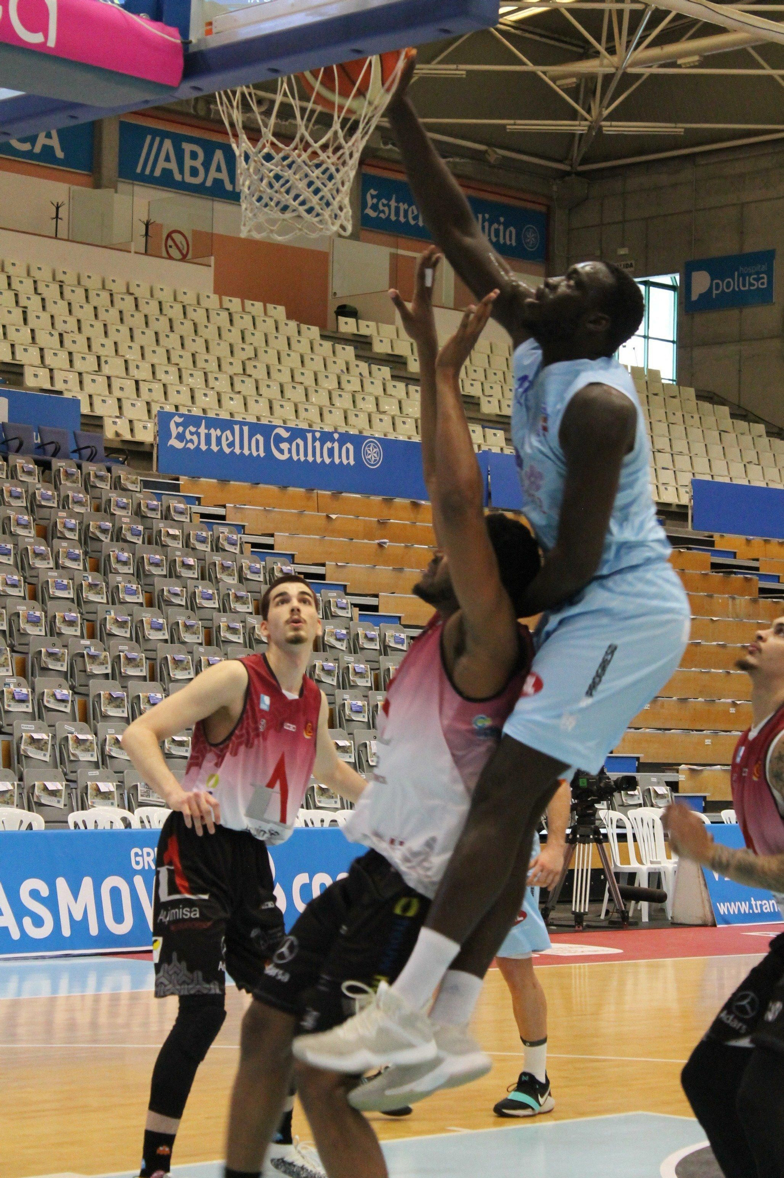 Mor Niang hace un mate.