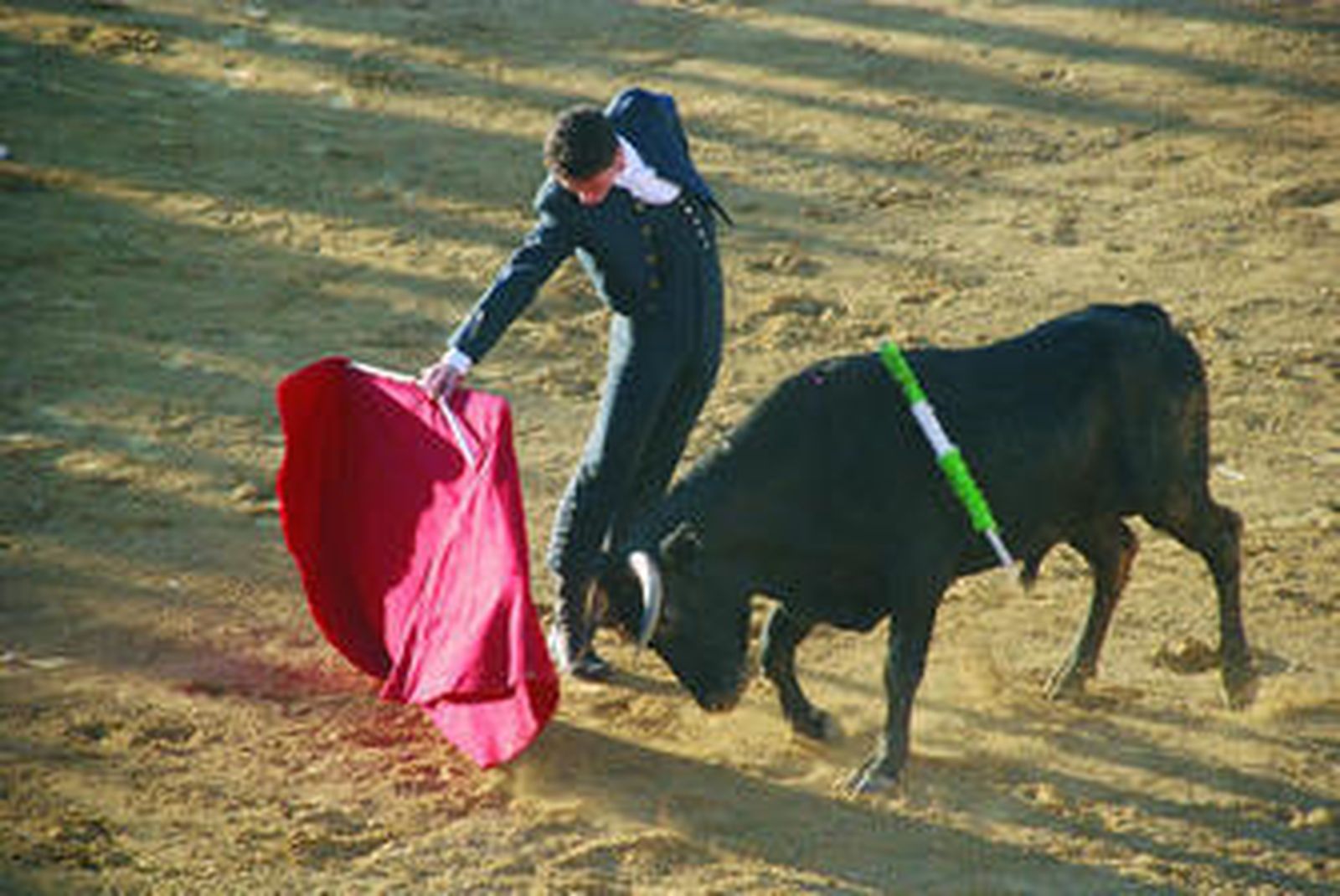 El novillero onubense Juan Ramón Jiménez cocretó sore el albero de la plaza de toros de Paterna la faena más rotunda de toda la tarde.