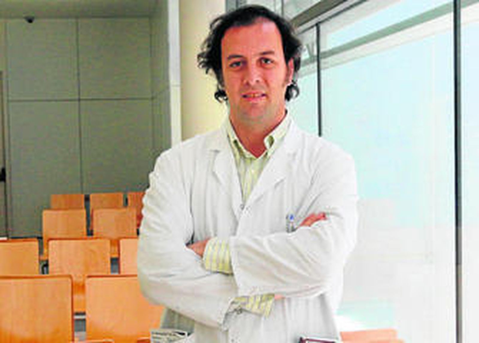 El neurólogo Eduardo Agüera, en el centro de especialidades Carlos Castilla del Pino.