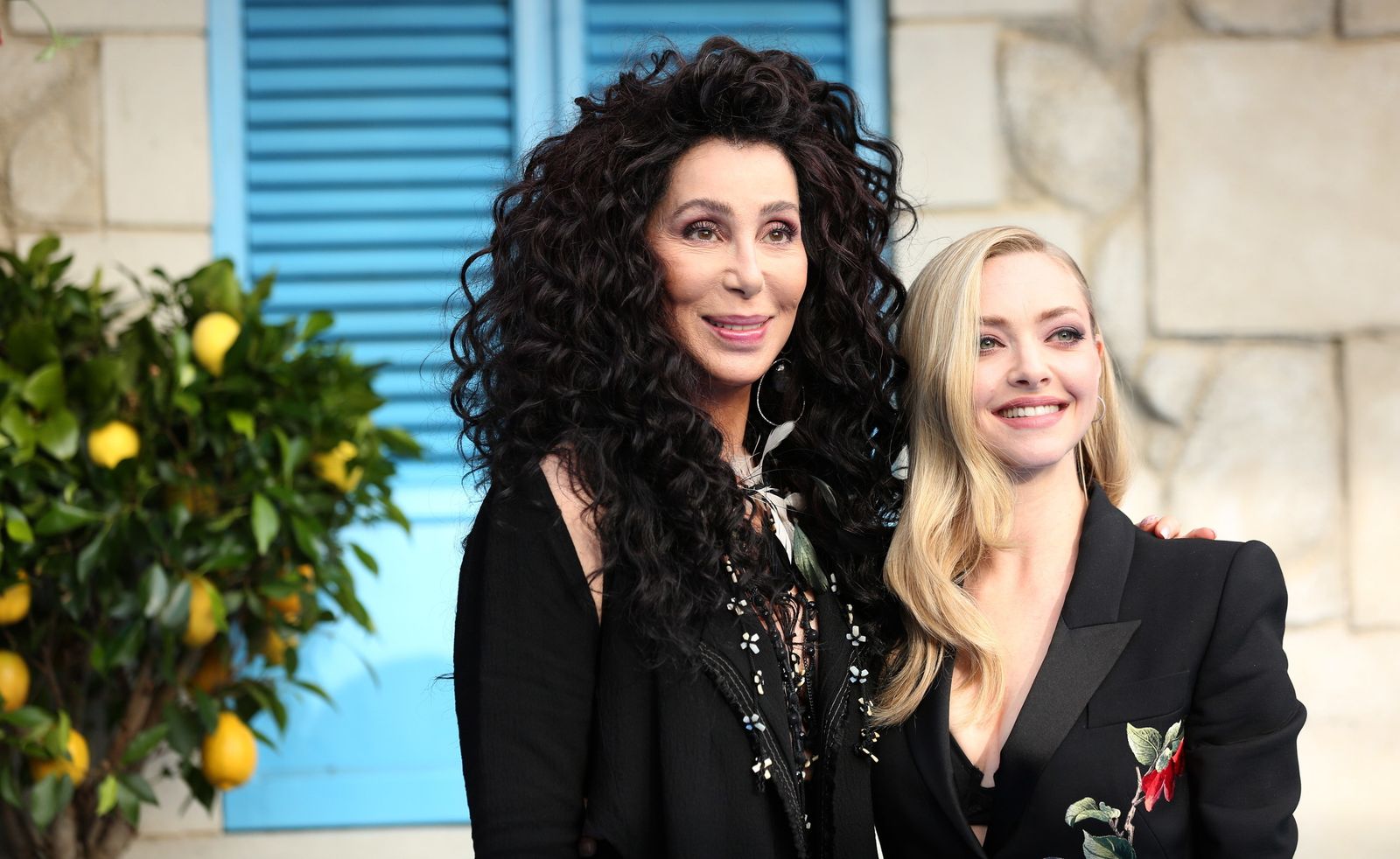 Cher posa junto a Amanda Seyfried en el estreno de Mamma Mía, en Londres.