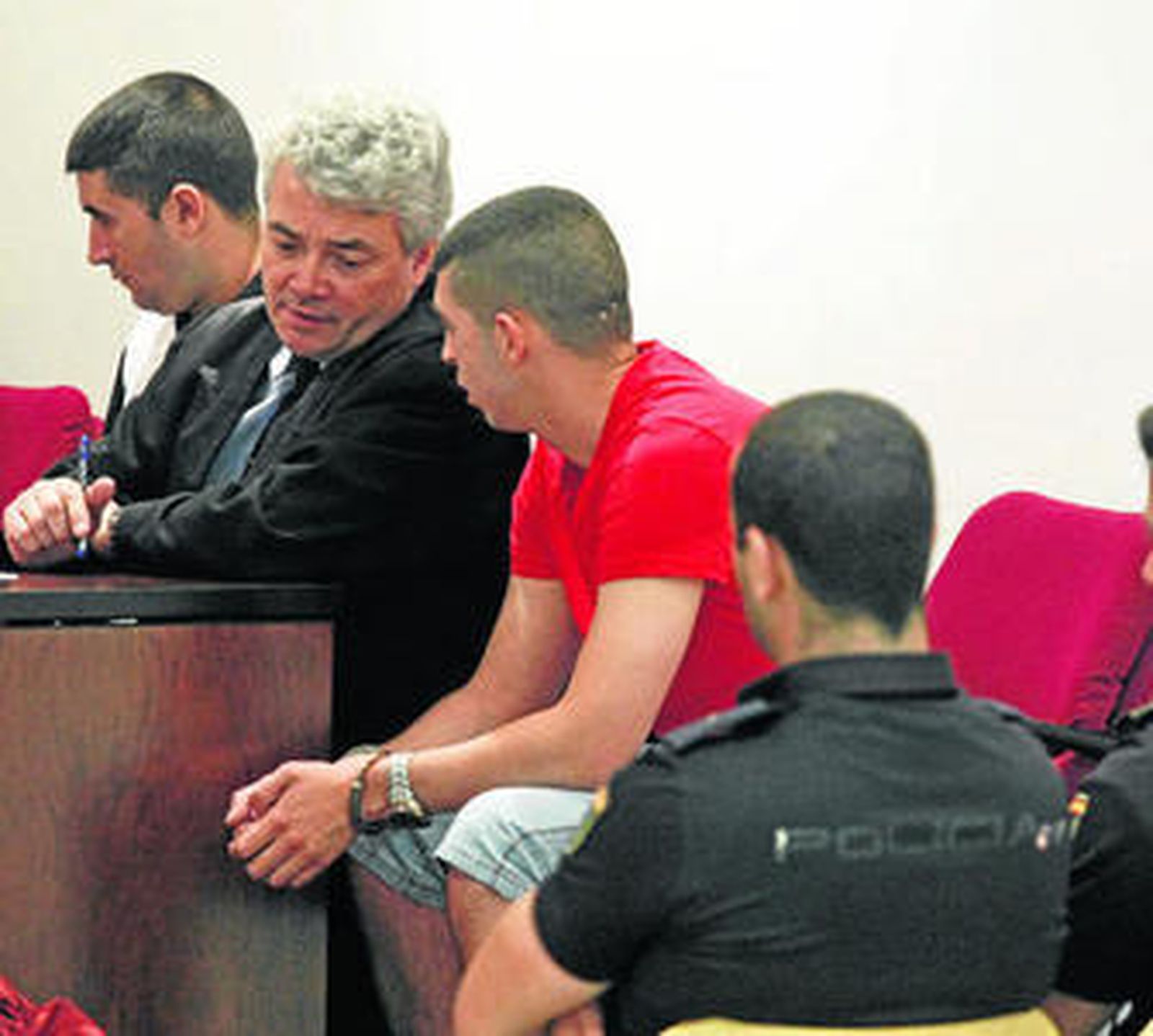 Ismael Árbol, a la derecha, junto a su abogado durante la sesión celebrada ayer.