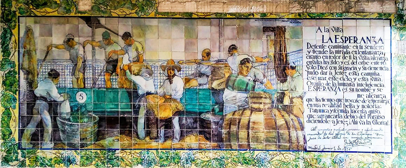 Friso de cerámica en la viña La Esperanza.