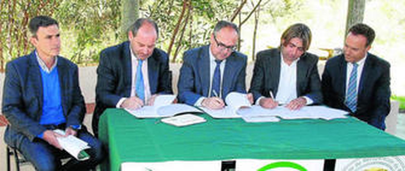 El delegado provincial de Medio Ambiente, el alcalde, el director de la Agencia de Medio Ambiente y los responsables de las empresas colaboradoras, ayer durante la firma del convenio.