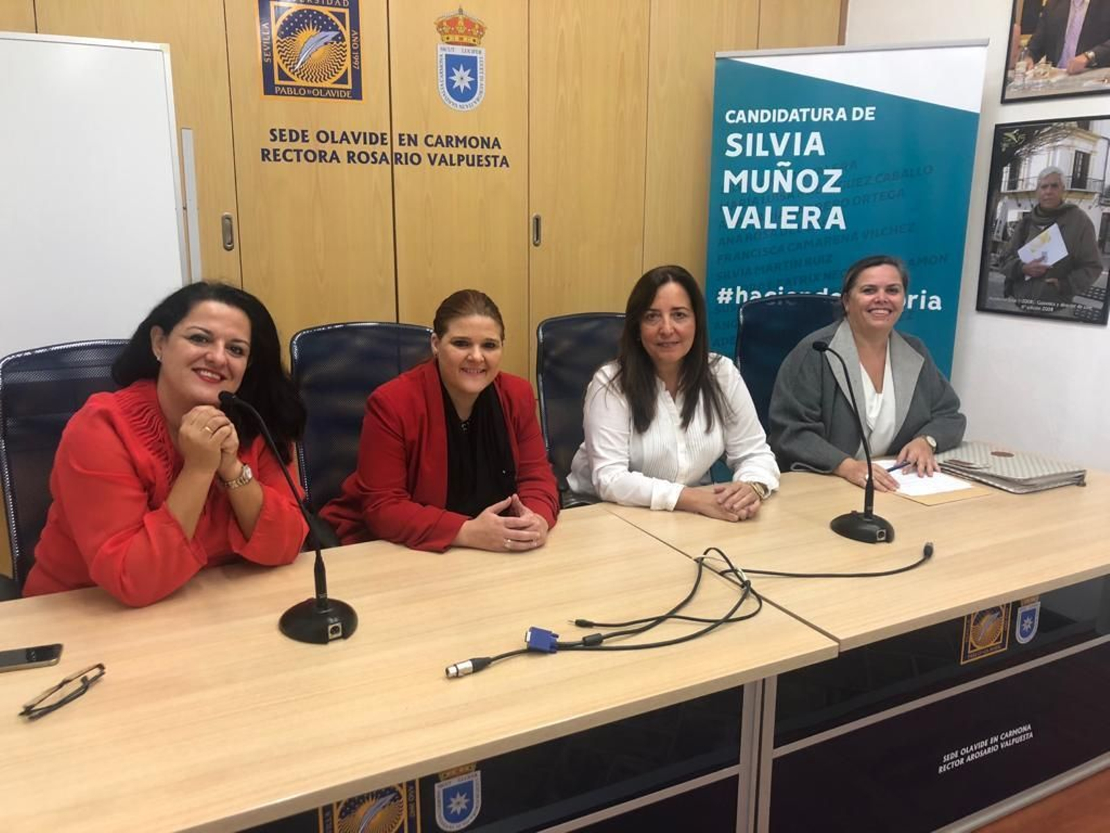 Silvia Muñoz, candidata a decana del Colegio de Abogados, con miembros de su candidatura