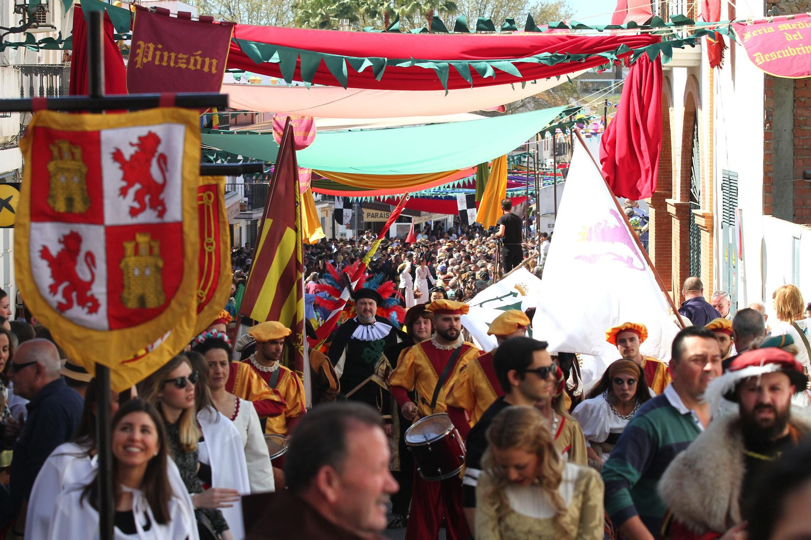 Imágenes del desfile de la XIX Feria Medieval del Descubrimiento, en Palos de la Frontera