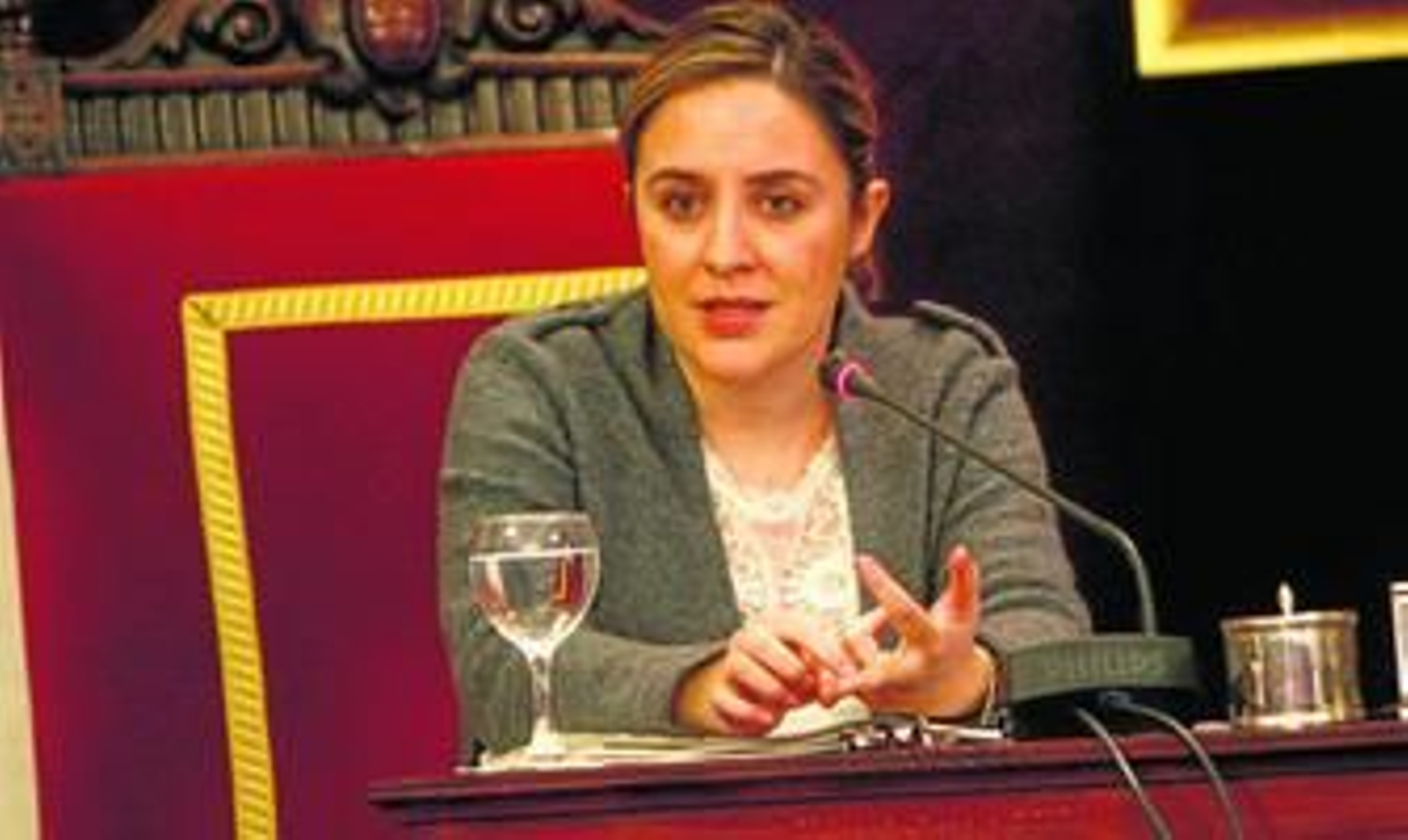 Blanca Hernández Oliver, durante la charla que ofreció ayer en el Salón de Plenos del Ayuntamiento.