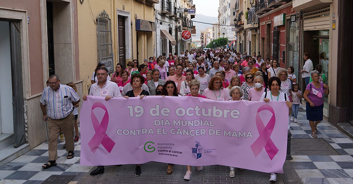 La marcha solidaria contra el cáncer de mama tiñe de rosa la ciudad ...