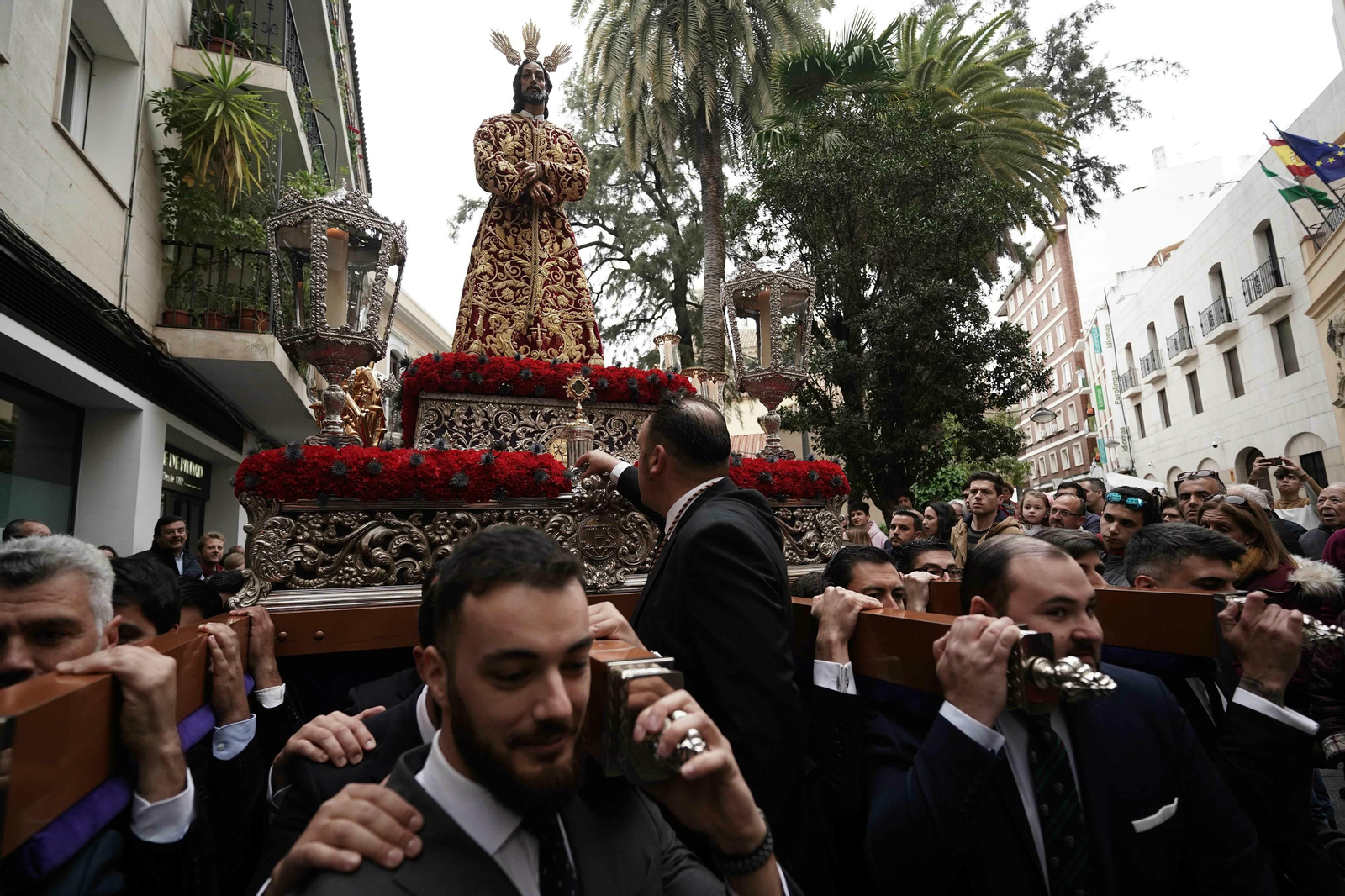 El Vía Crucis de las Cofradías 2020, en fotos