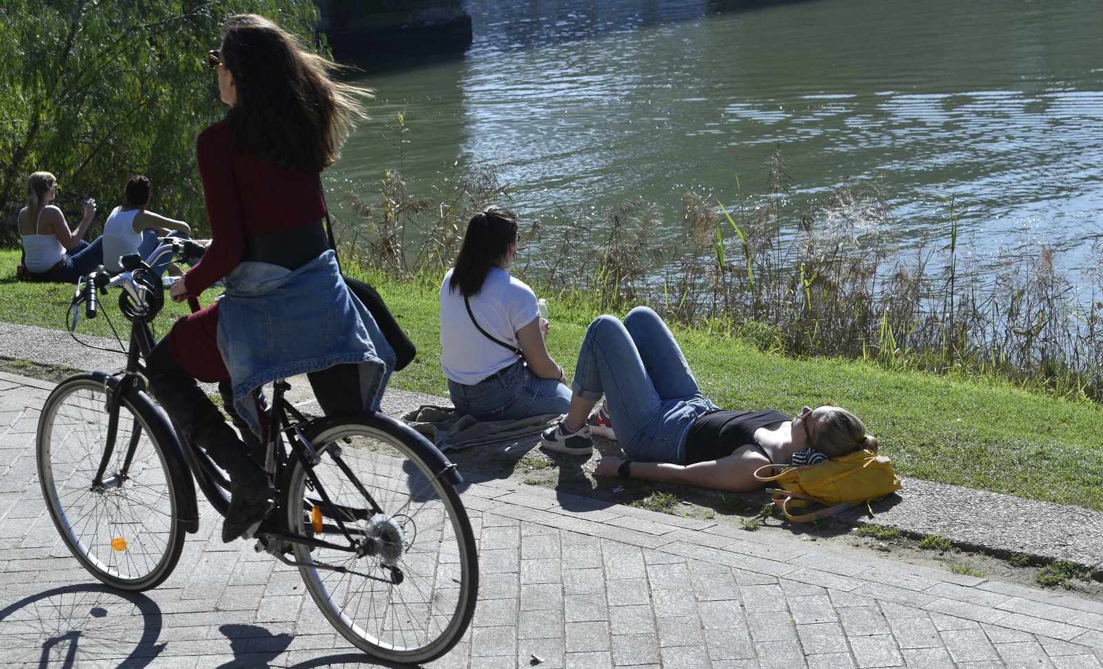 Imagen de archivo de varias jóvenes disfrutando de sol y temperaturas primaverales junto al río.