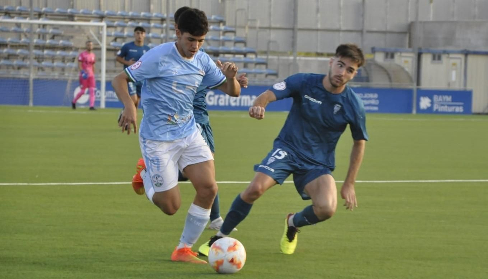 Sergio López es presionado por Marc Esteban en el Ciudad de Lucena - Córdoba B de la fase regular.