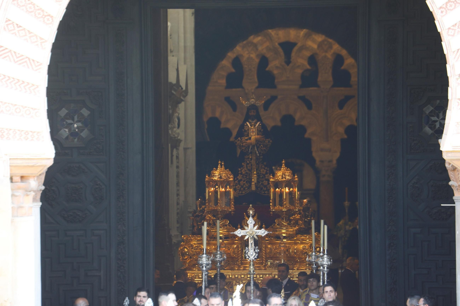 Las mejores fotos de los traslados de regreso de las hermandades tras el Magno Vía Crucis de Córdoba
