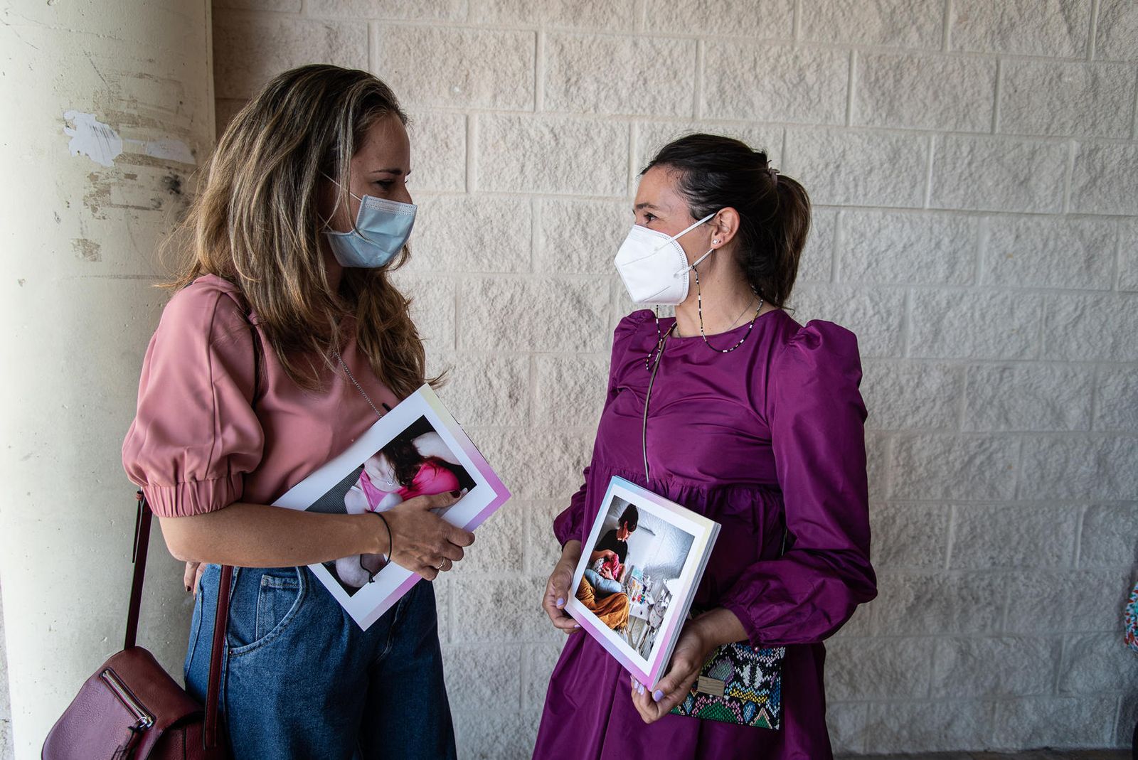 Rocío Periáñez y Marta Marín intercambian opiniones en el homenaje del hospital Juan Ramón Jiménez.