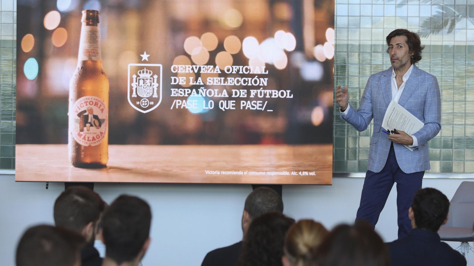 Fernando Ramos, con el cartel.