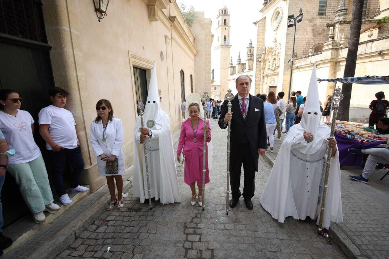 Las imágenes de la salida procesional de la hermandad del Resucitado.