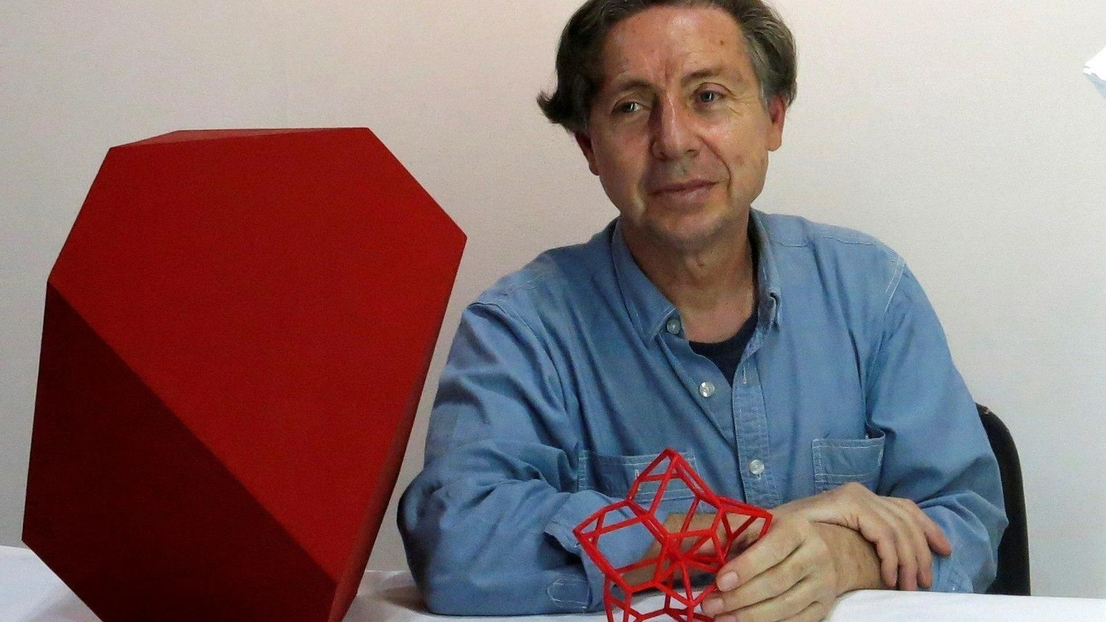 El autor, en la inauguración de la muestra en el Instituto Cervantes de Nueva Delhi.