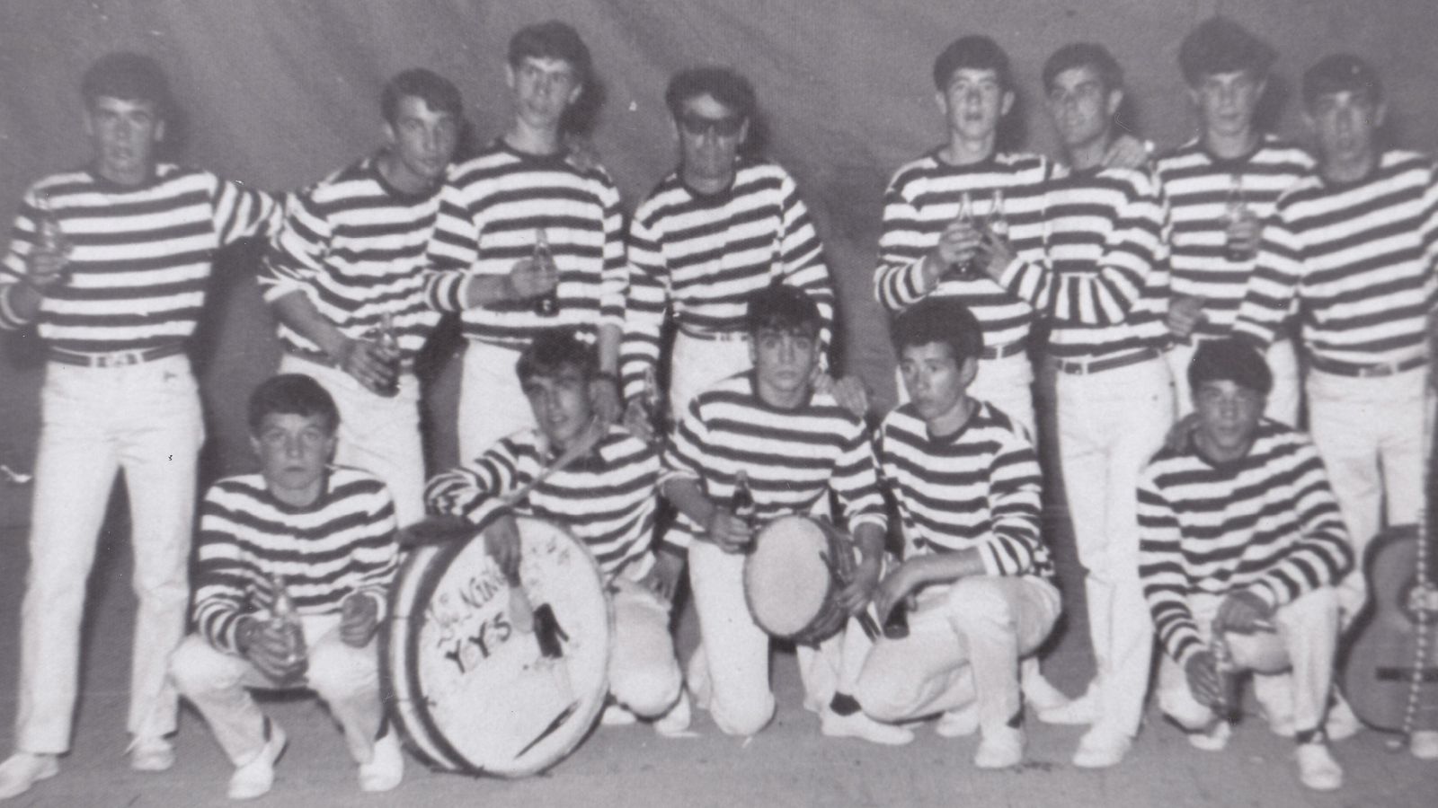 La comparsa de Antonio Clavaín ‘Los niños yeyés’, que se convirtió tras el concurso del Falla en ‘Los yeyés gaditanos’.