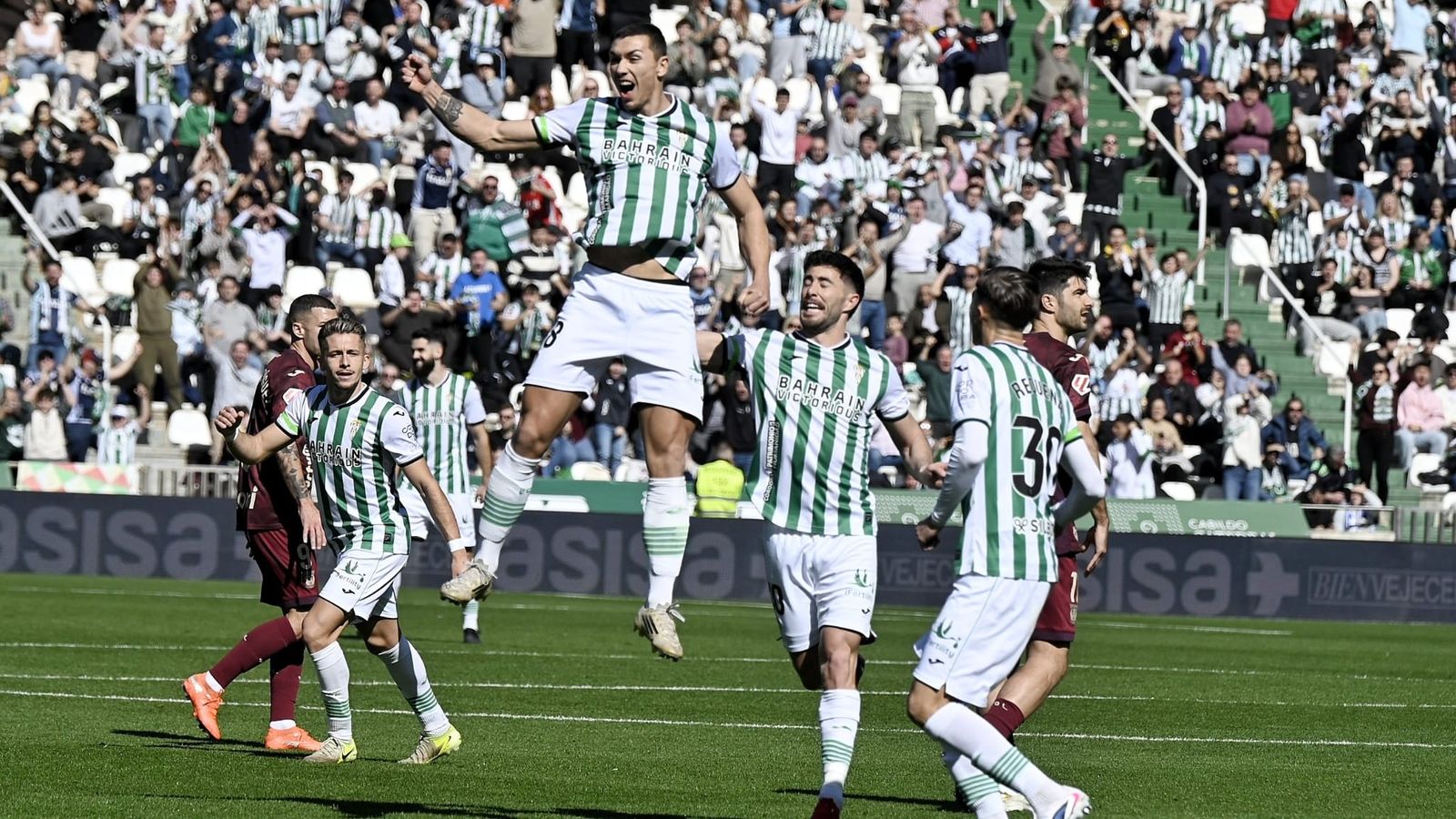 Adri Fuentes celebra el 1-0 junto a Requena, Jacobo e Isma Ruiz.