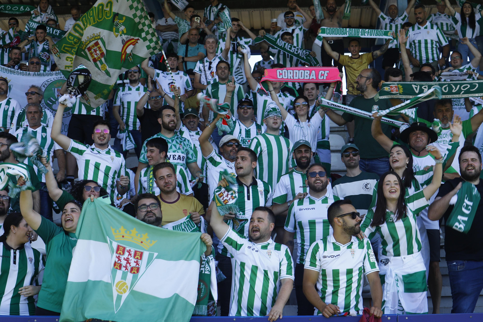 Las mejores fotos de la afición del Córdoba CF en el partido ante la Ponferradina en El Toralín Las mejores fotos de la afición del Córdoba CF en el partido ante la Ponferradina en El Toralín