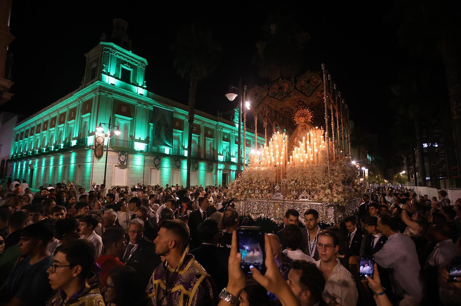 Imágenes de la procesión extraordinaria de la Virgen de la Esperanza por las calles de Huelva