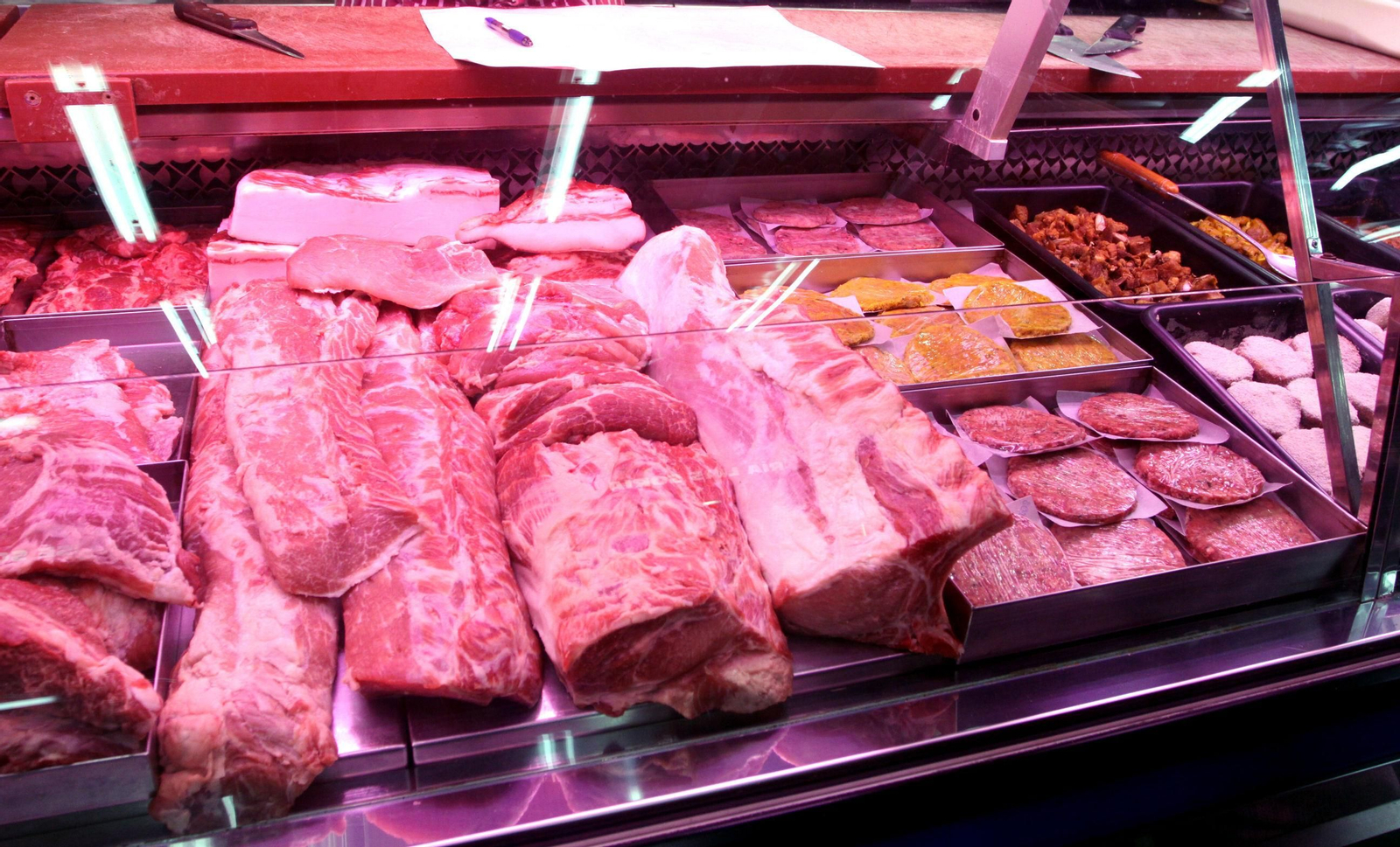 Carne a la venta en un expositor