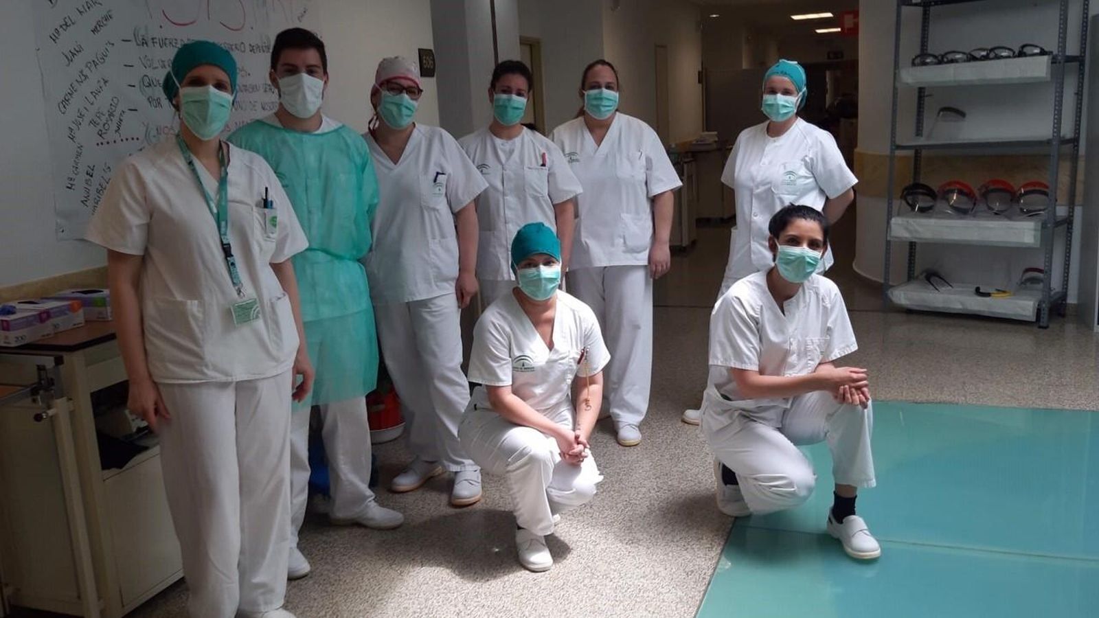 María José Martínez con el equipo de enfermería de Medicina Interna del hospital de La Inmaculada